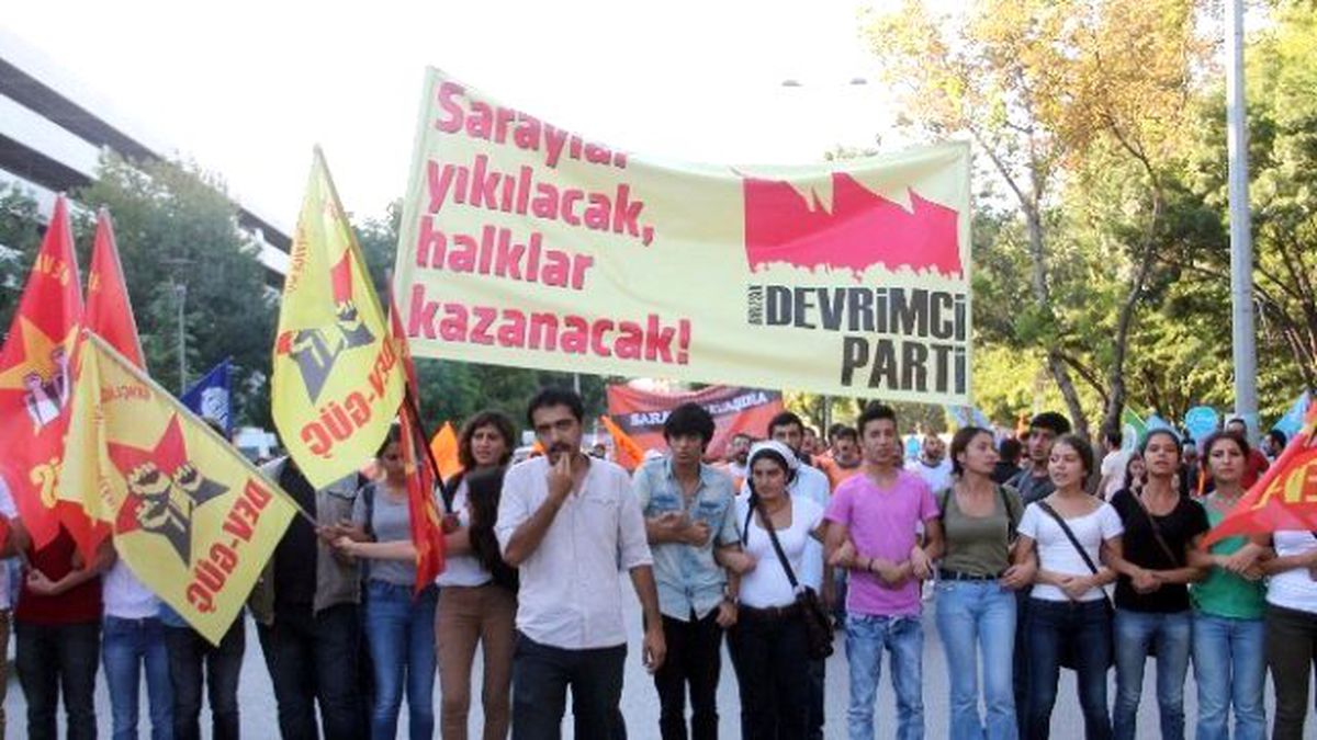 Dünya Barış Günü Mitinginde Pankart Gerilimi