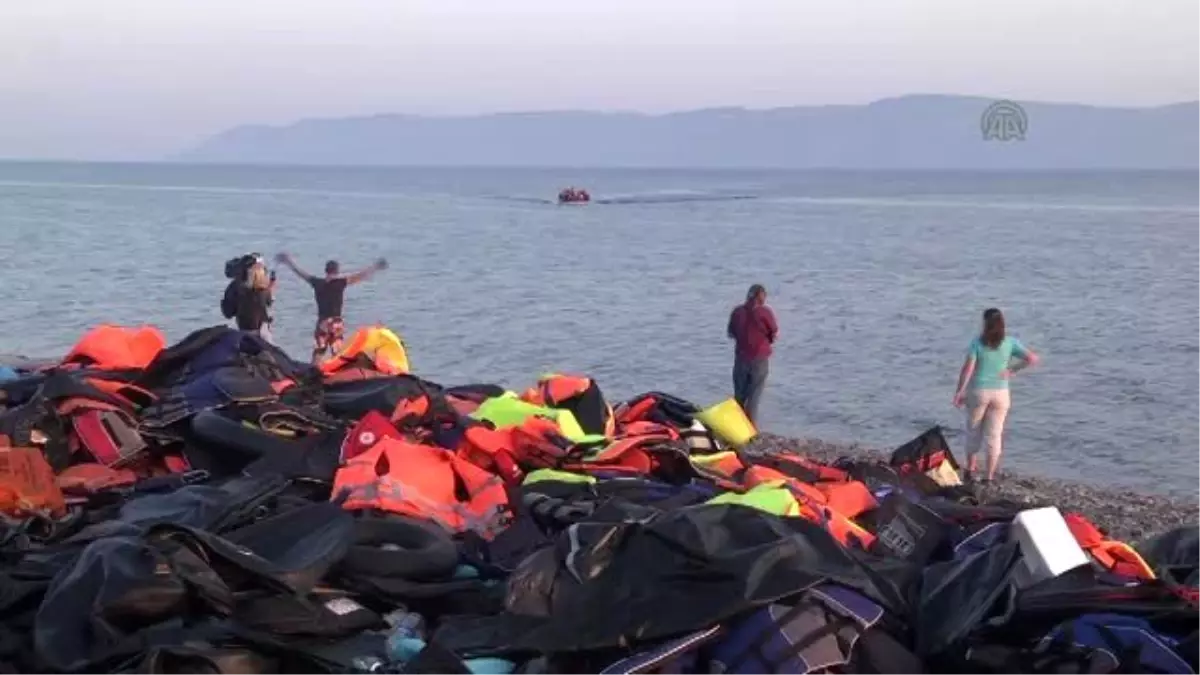 Midilli Adası\'na Ulaşmayı Başaran Sığınmacıların İzleri Her Yerde (1)