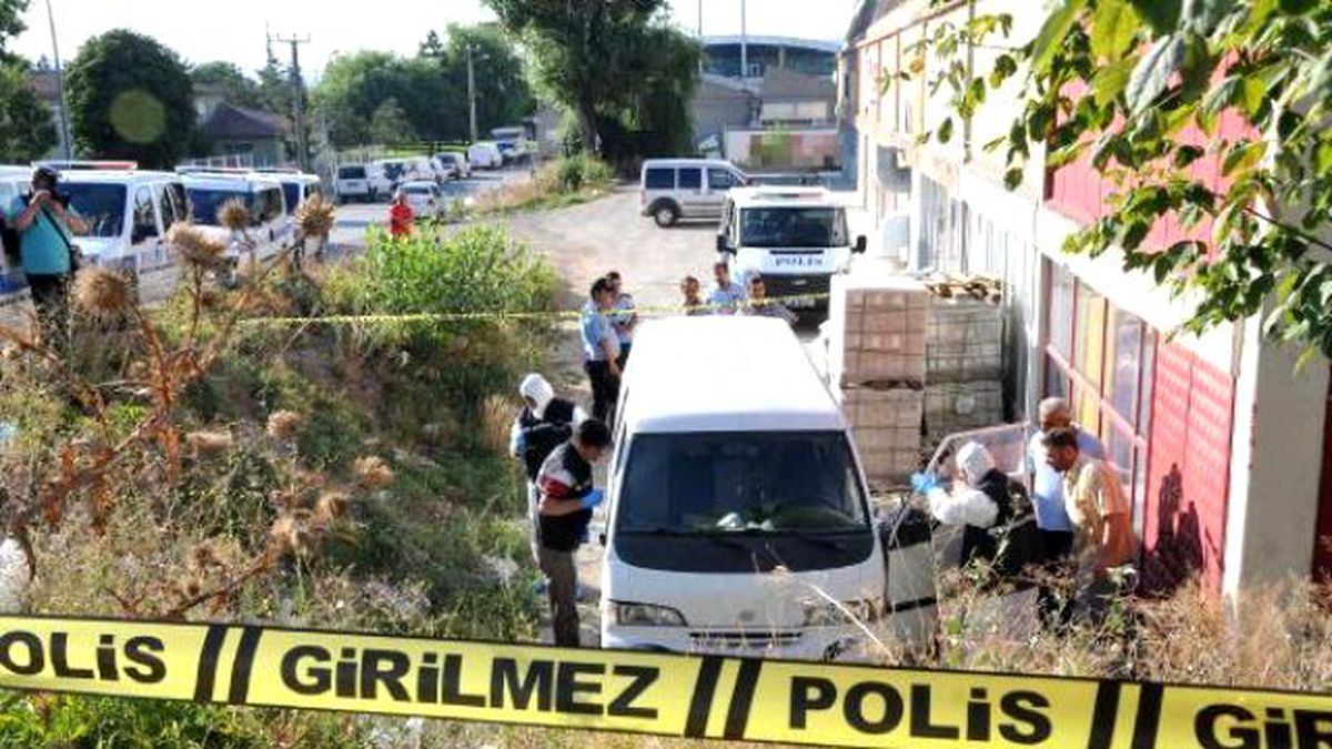 Minibüste 4 Kurşunla Öldürüldü