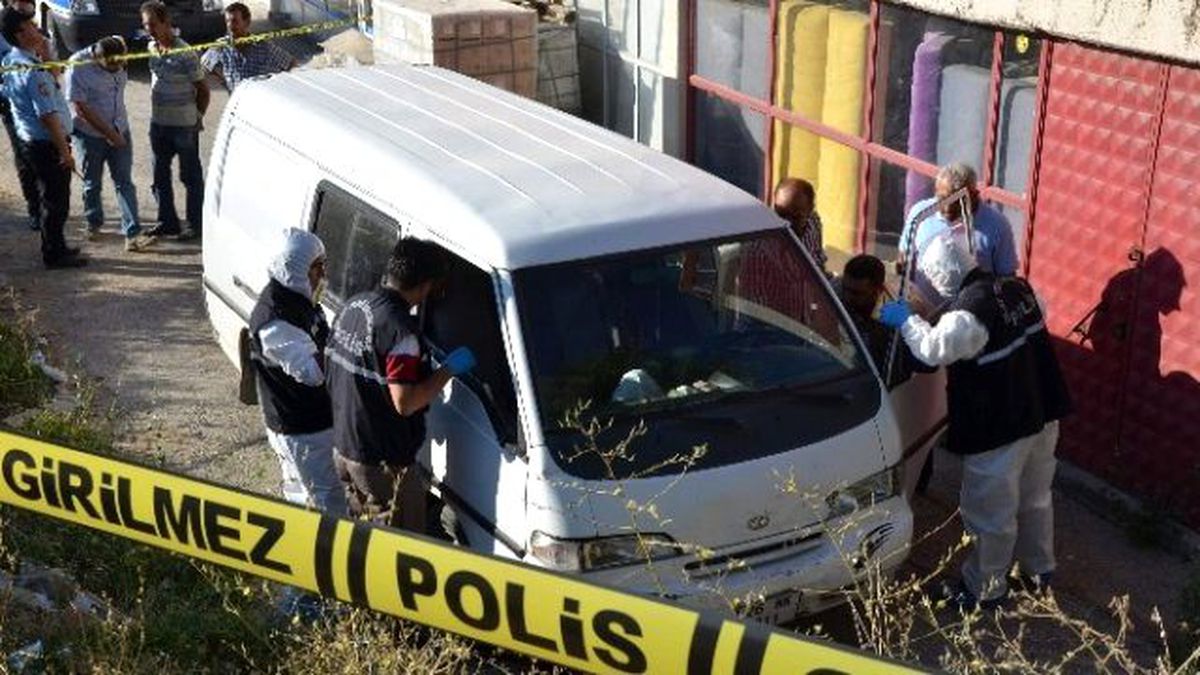 Minibüste Erkek Cesedi Bulundu