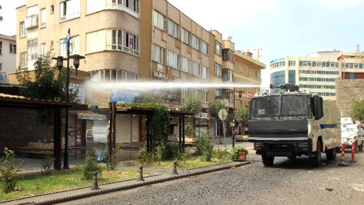 Operasyon Bölgesine Girmeye Çalışanlara Polis Müdahale Etti