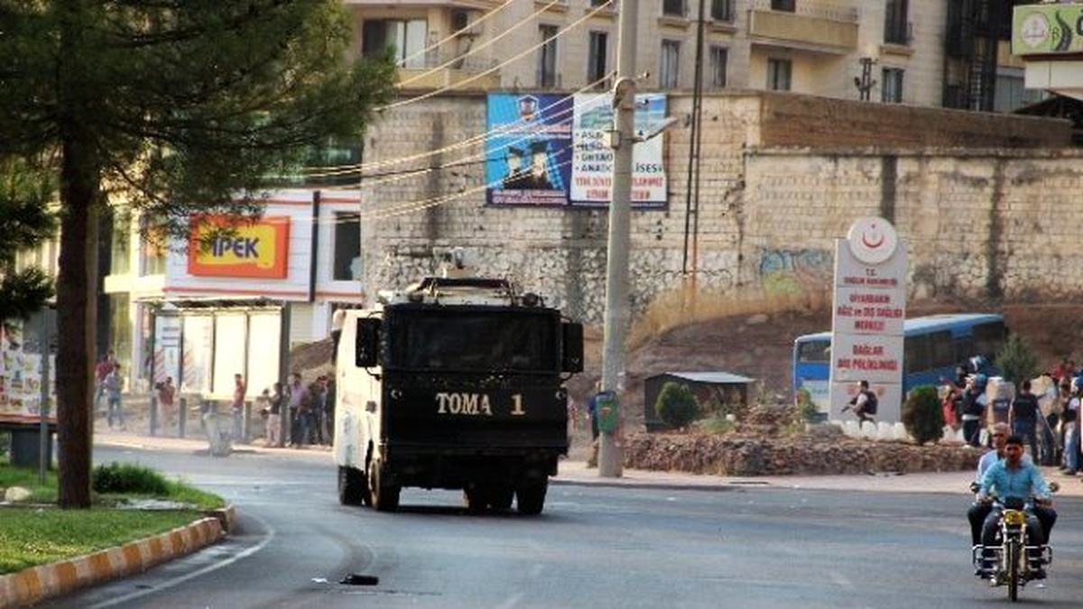 Operasyonları Protesto İçin Yürüyüş Yapmak İsteyenlere Polis Ekipleri Müdahalede Bulundu