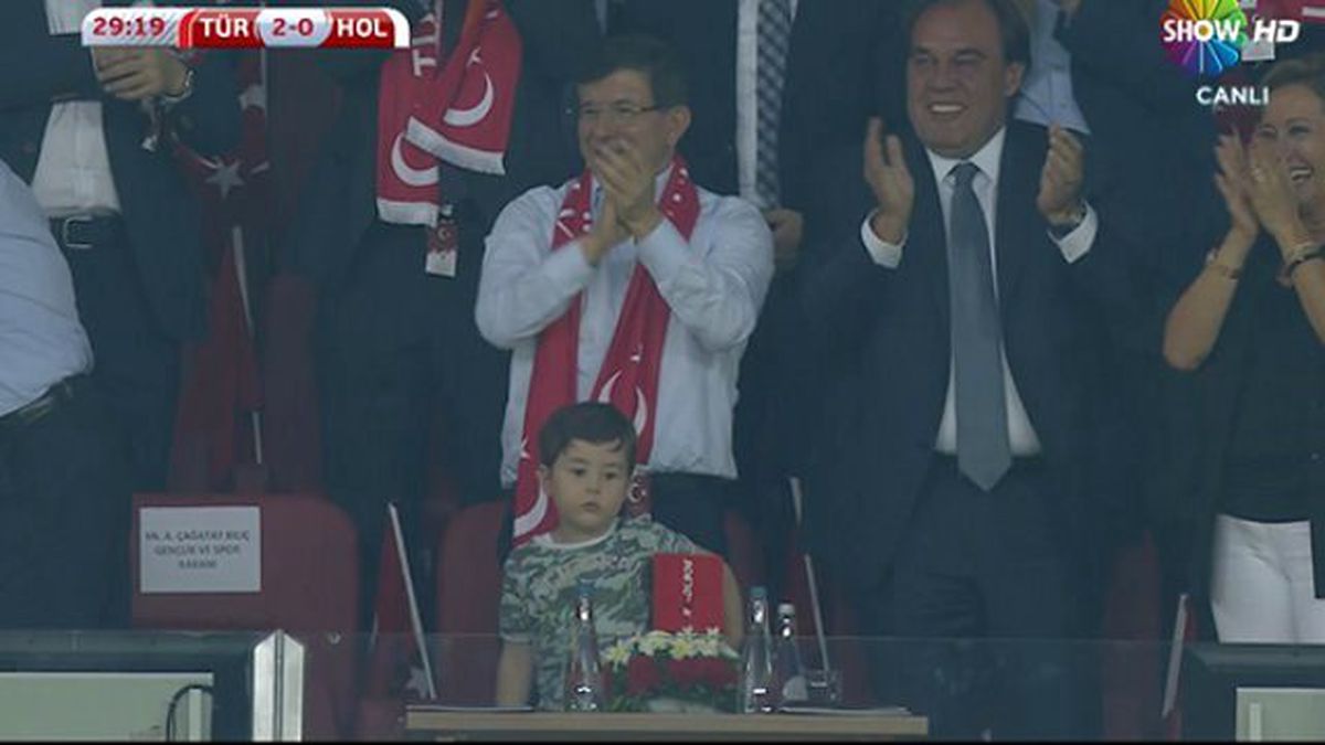 Davutoğlu, Yanında Şehidin Küçük Oğlu ile Maç İzledi