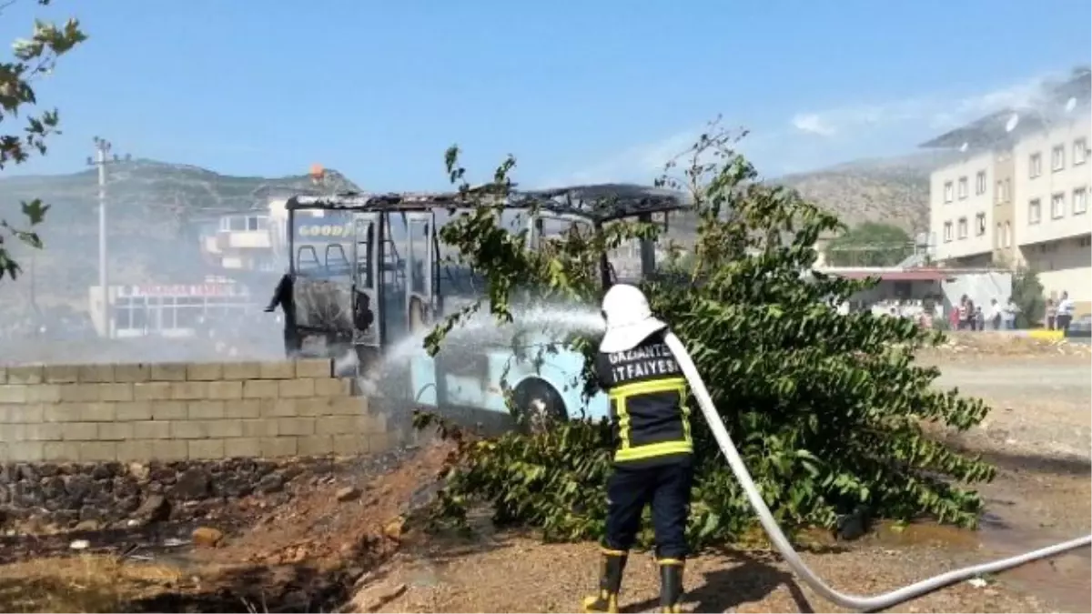 Seyir Halindeki Dolmuş Alev Alev Yandı