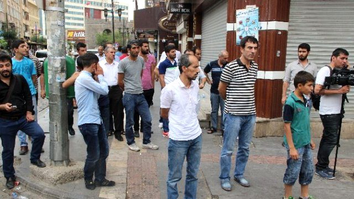 Sokağa Çıkma Yasağını Polis Zırhlı Araçla Duyurdu