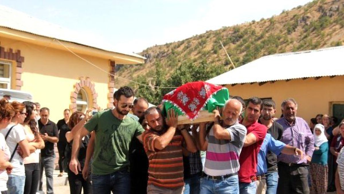Tunceli\'de Çatışma Arasında Kalarak Hayatını Kaybeden Ayfer Günhan\'ın Cenazesi Defnedildi
