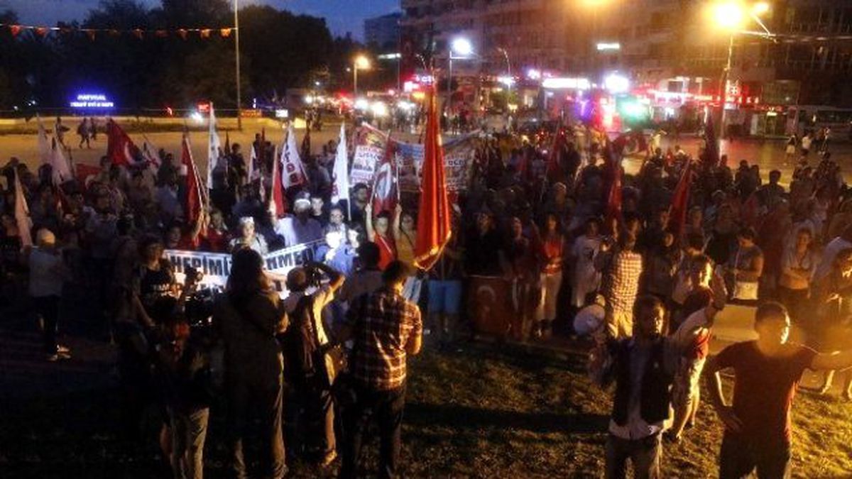 Antalya\'da 300 Kişilik Grup Teröre Karşı Yürüdü
