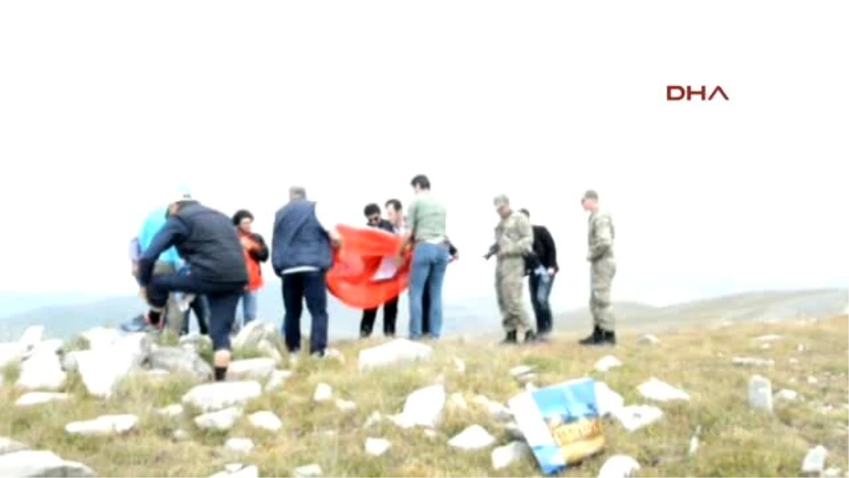 Ardahan Vali Deniz, 3 Bin Metrelik Cin Dağı Zirvesinde Bayrak Açtı