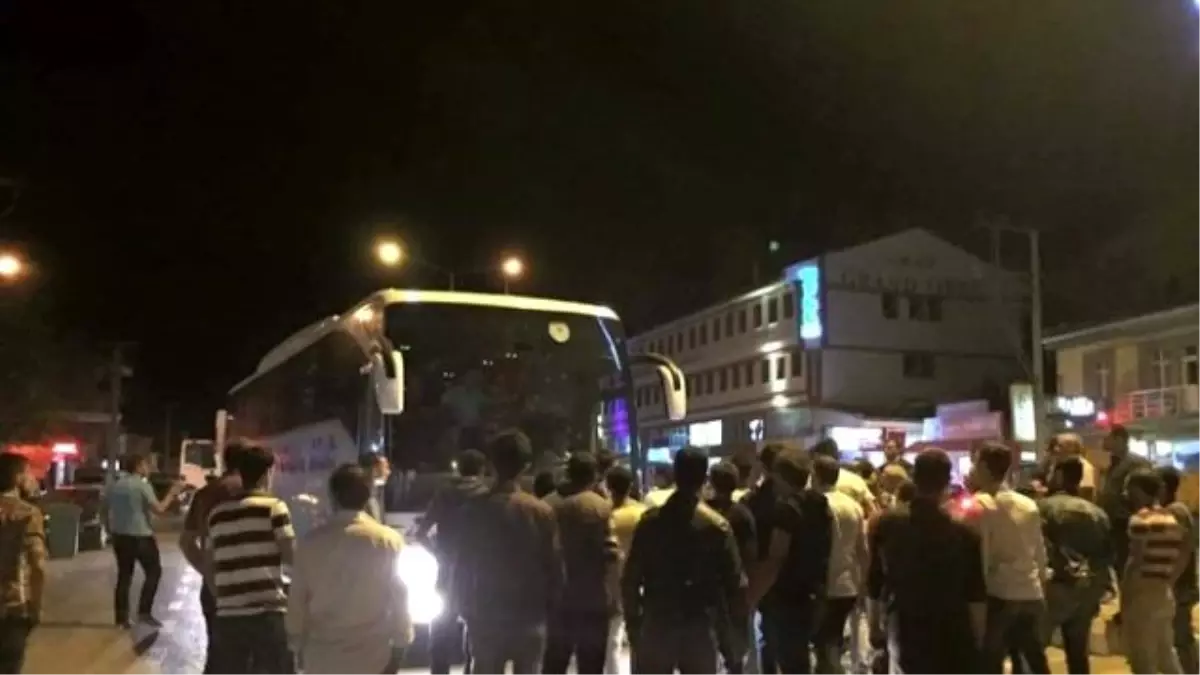 Aşkale\'de Terörü Protesto Eden Grup Yolu Trafiğe Kapatmak İstedi