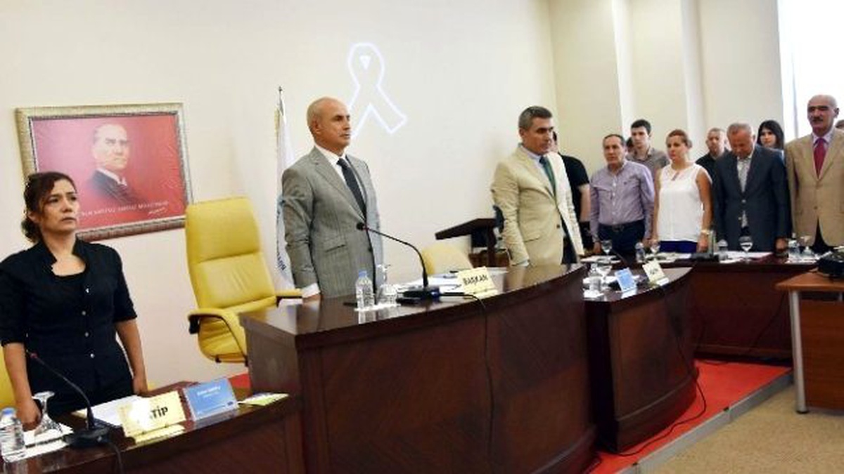 Büyükçekmece Belediye Meclisi\'nden Şehitlere Saygı