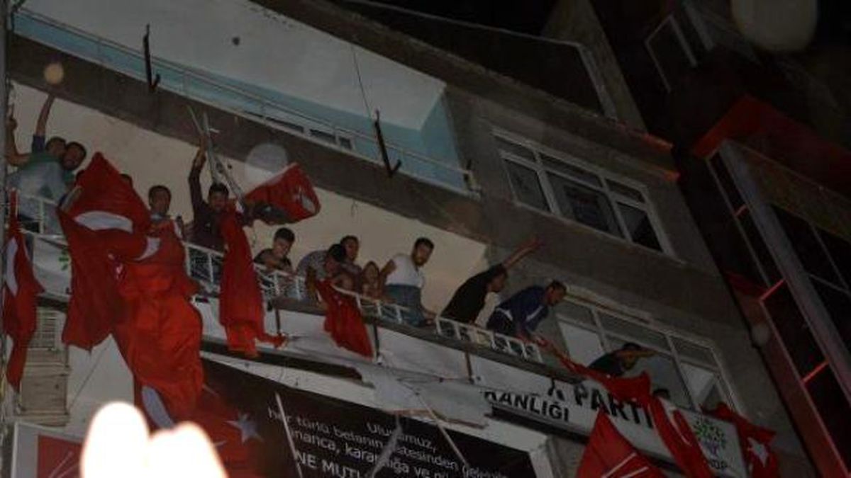 Tabelayı Yerde Gören HDP'li Başkan, Polise Bağırınca Ortalık Karıştı