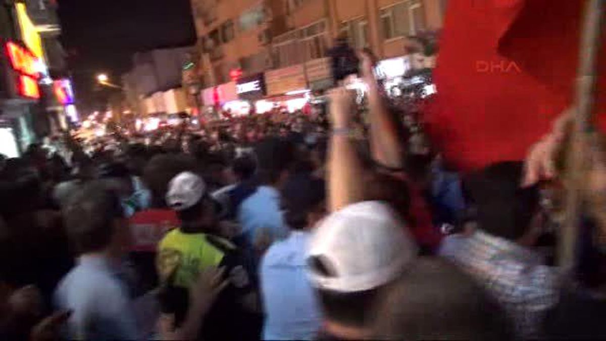 Çorlu?da Hdp Binasına Saldırı ve Linç Girişimi