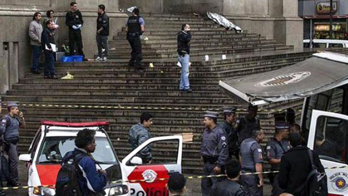 Evsiz Şahıs Rehin Alınan Kadını Kurtarırken Öldürüldü