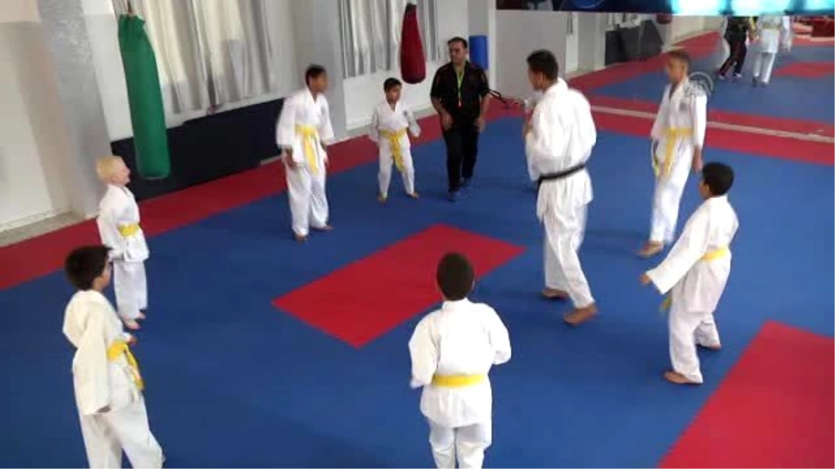 Gazze Şeridi\'nde Görme Engellilere Karate Kursu