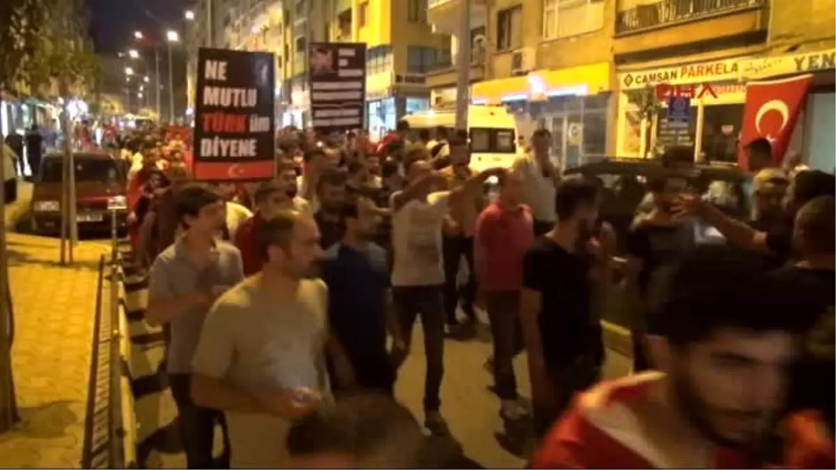 Giresun?da Terörü Protesto Eden Grup Öcalan?ın Posterini Yaktı