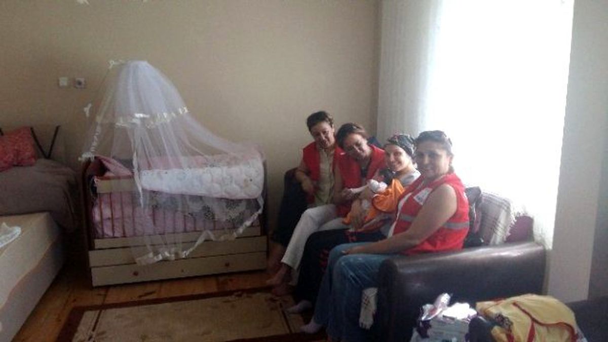 Heyelan Mağduru Minik Bulemnaz\'a Kızılay\'dan Şefkat Eli