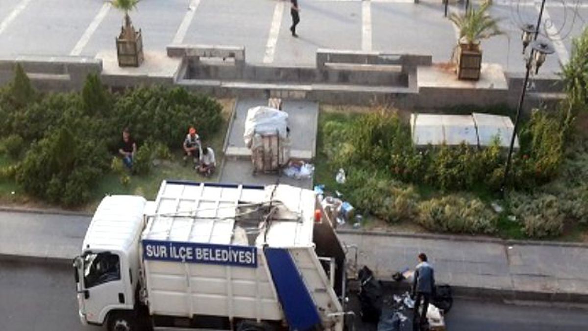 İşçiler Dinlenmede, Kağıt Toplayan Çocuk Mesaide
