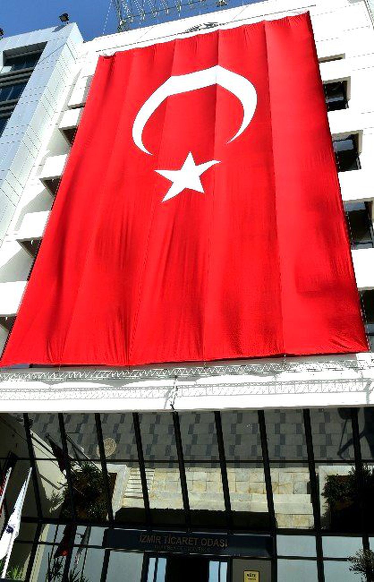 İTO Binasına Dev Türk Bayrakları