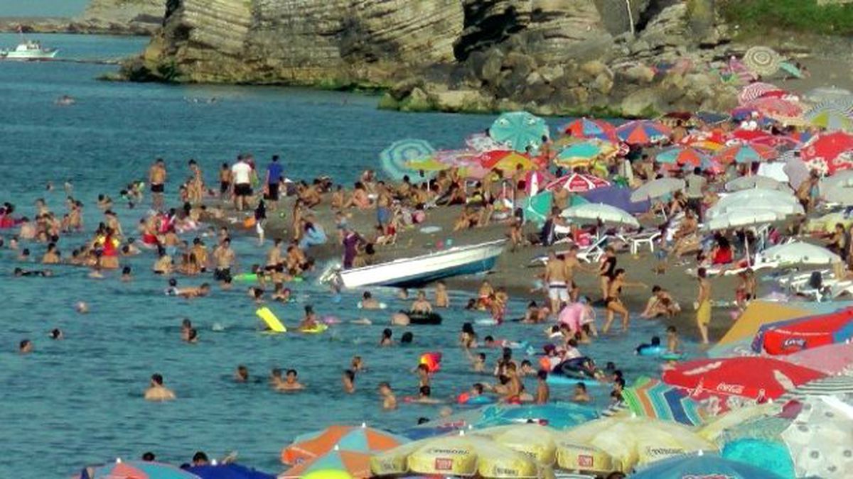 Karadeniz\'de Plajlar Tıklım Tıklım