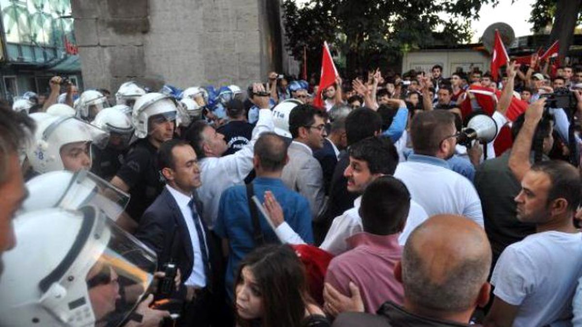 Terör Olaylarını Protesto Eden Vatandaşlar HDP Binalarına Saldırdı