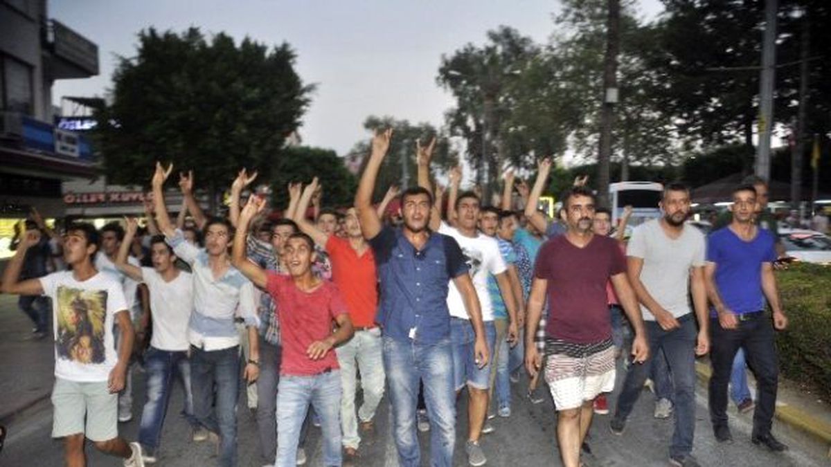 Manavgat\'ta Teröre Tepki Eyleminde Hdp Bınası Tahrıp Edildi