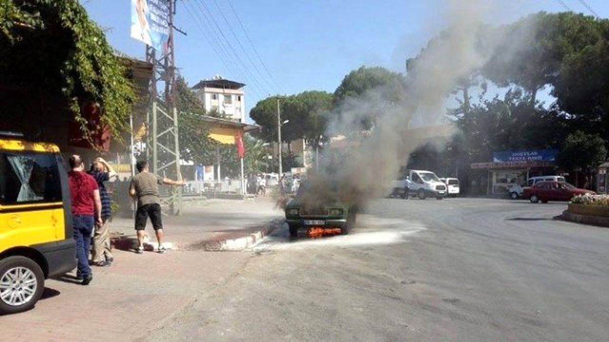Nazilli\'de Seyir Halindeki Otomobil Alev Aldı