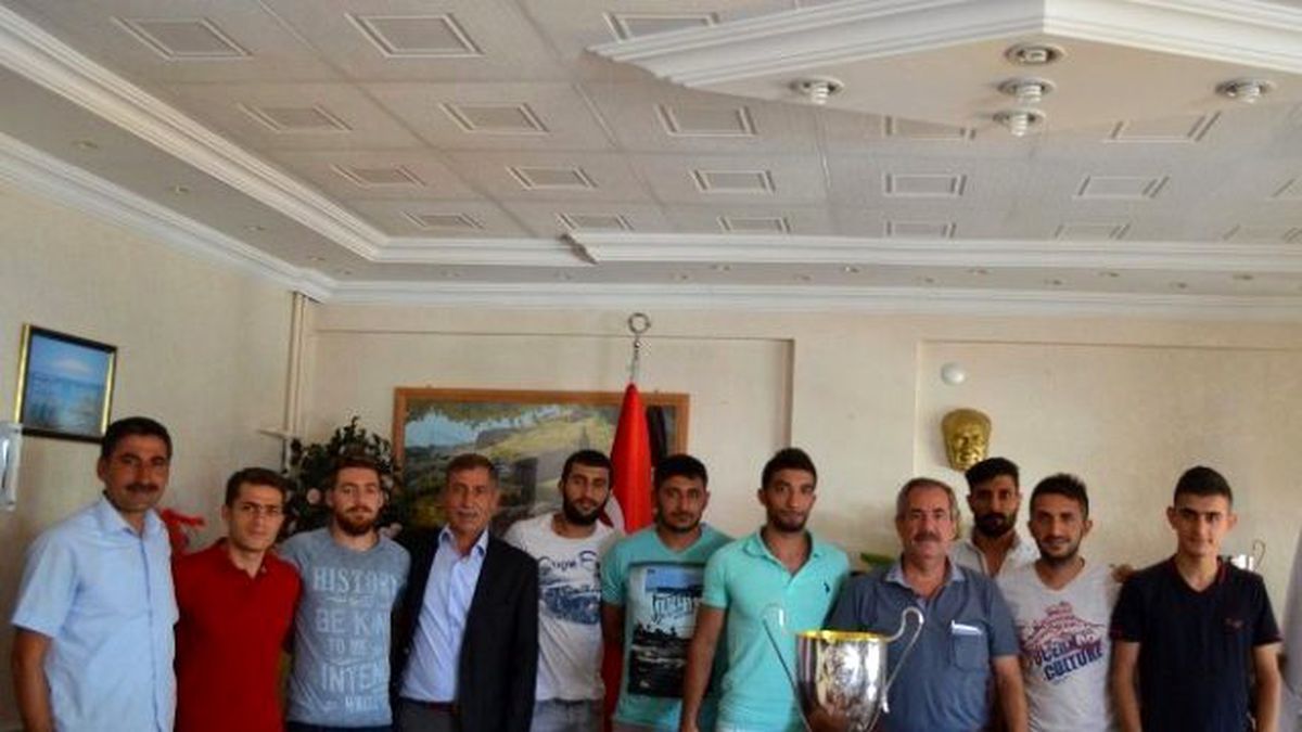 Şampiyonluk Kupasını Başkan Gürsoy\'a Hediye Ettiler