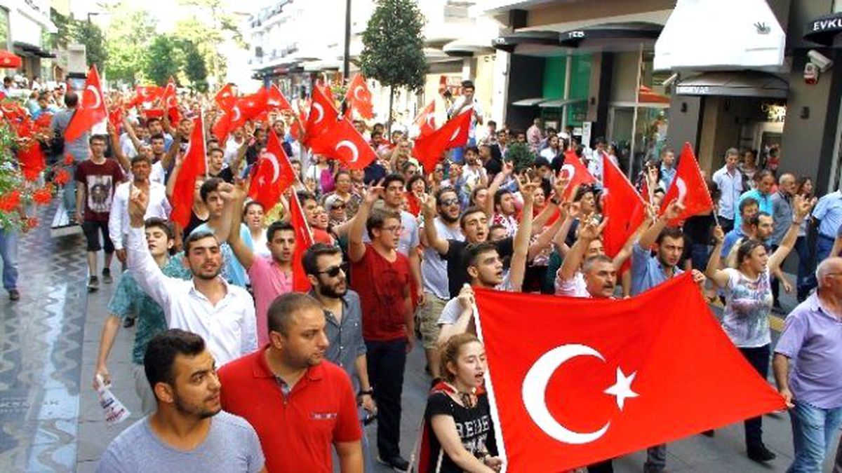 Samsun\'da Teröre Tepki ve Şehitlere Saygı Yürüyüşü
