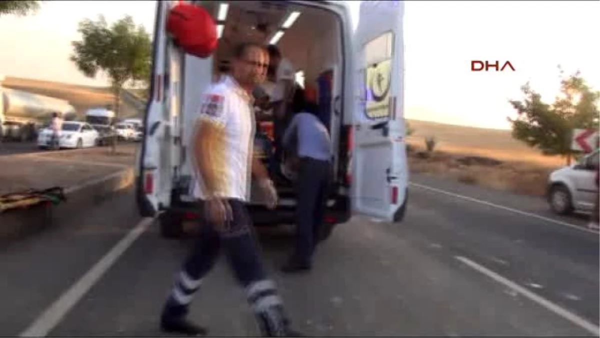 Şanlıurfa\'da Tarım İşçilerini Taşıyan Minibüs Devrildi 14 Yaralı