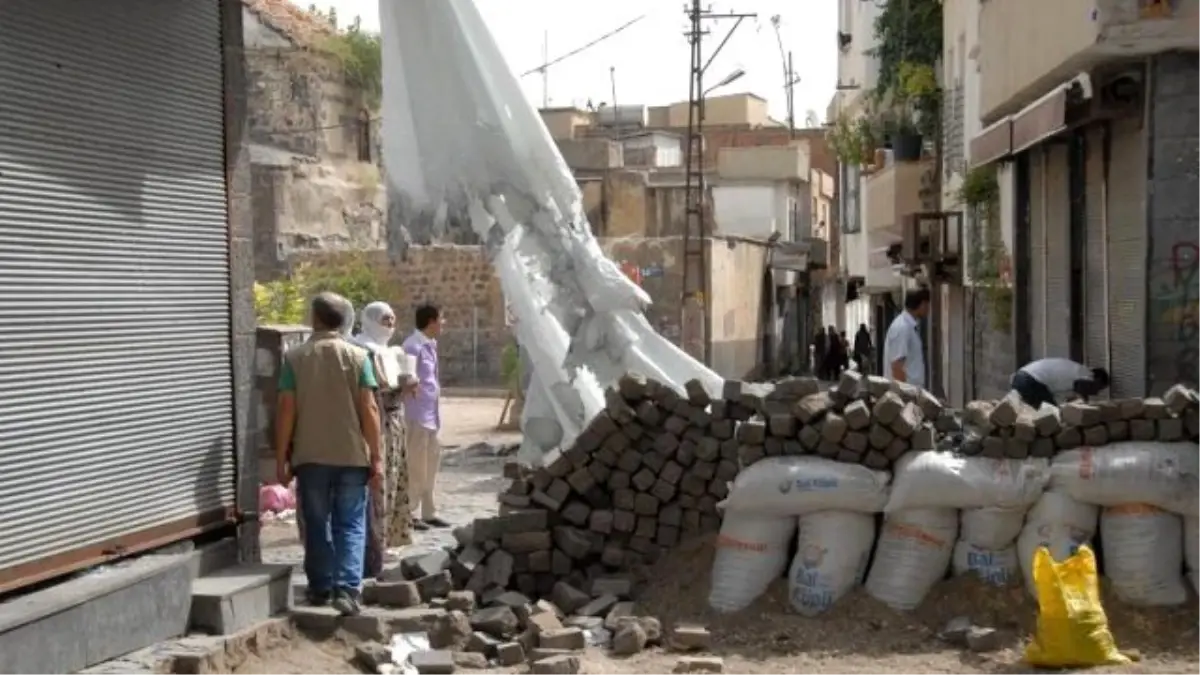 Sokağa Çıkma Yasağının Olduğu Cizre\'de Vatandaşlar Ekmek Kuyruğunda