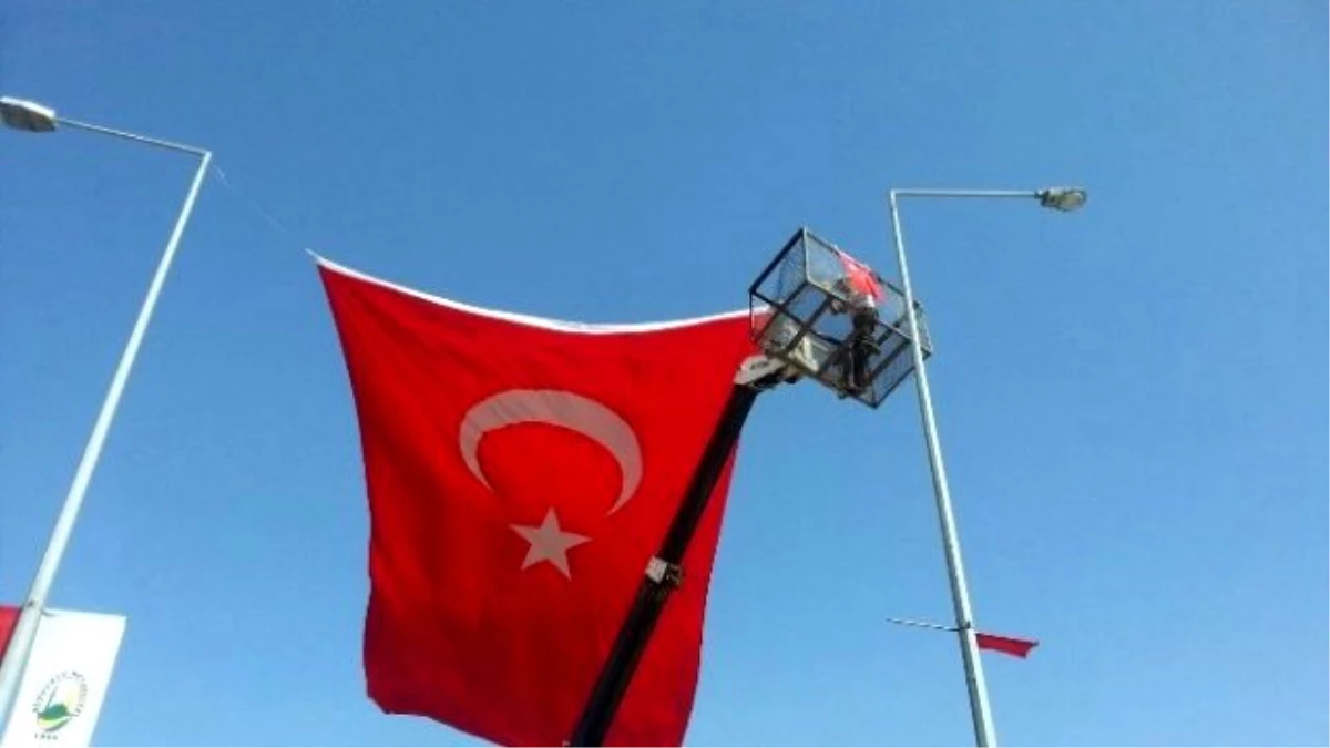 Teröre Tepki İçin İlçeyi Türk Bayraklarıyla Donattılar