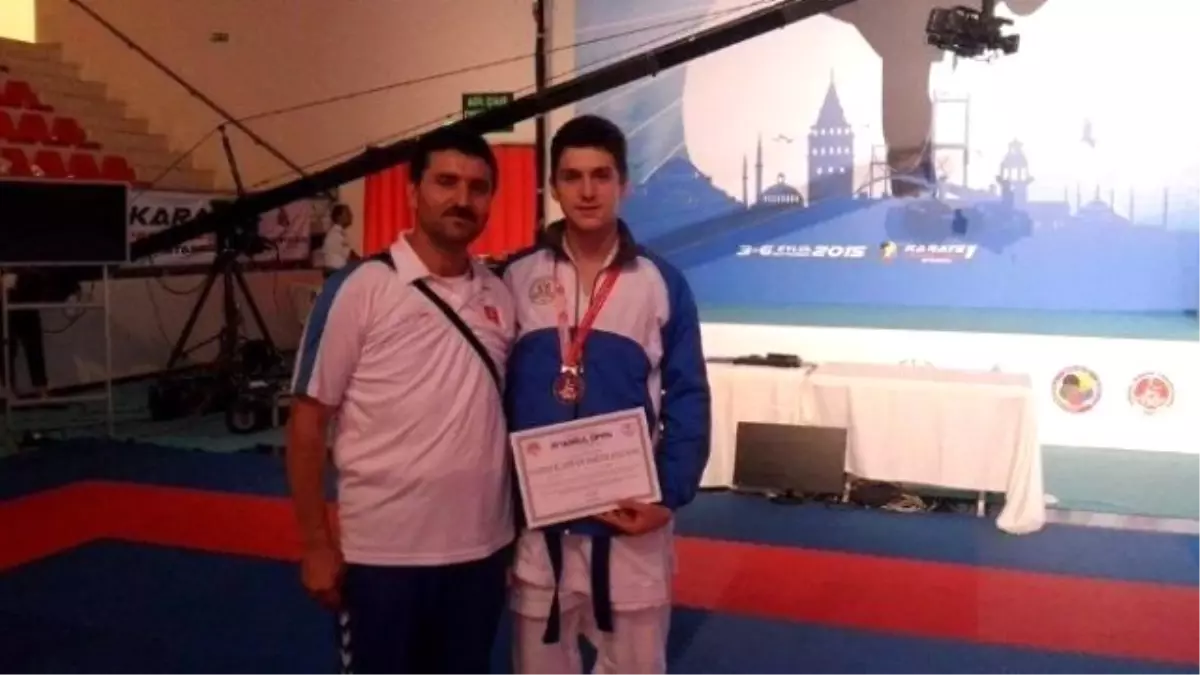 Yalovalı Karateci 10. Uluslararası İstanbul Open Karate Turnuvası\'nda Şampiyon Oldu