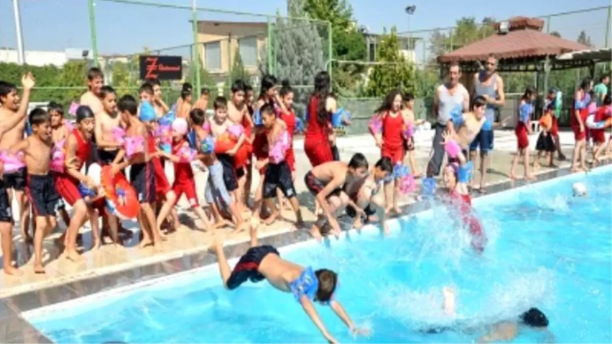 Yenişehir Belediyesi Çocukları Havuzla Buluşturdu