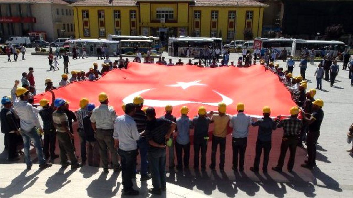 Yozgat\'ta İnşaatta Çalışan İşçiler İşlerini Bırakıp Terörü Lanetlediler