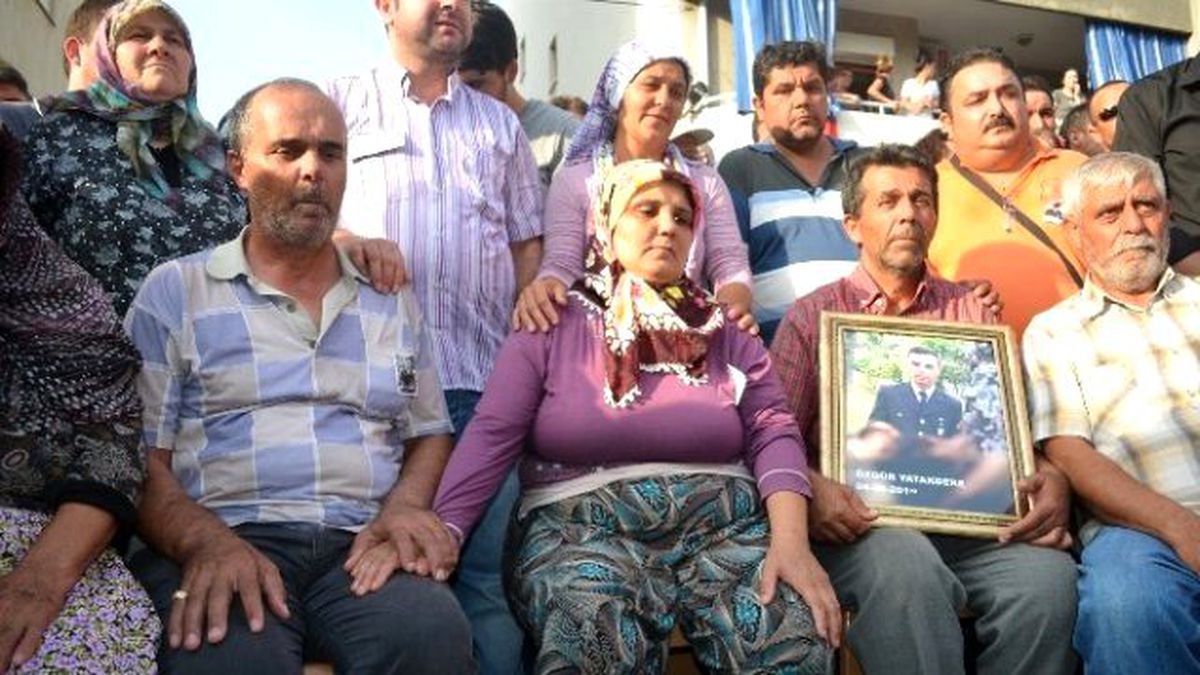 Acılı Anne Baba Şehit Evlatlarını El Ele Beklediler