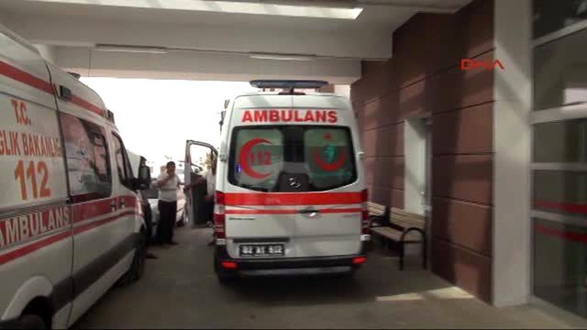 Adıyaman\'da Otomobil Şarampole Devrildi: 3 Yaralı