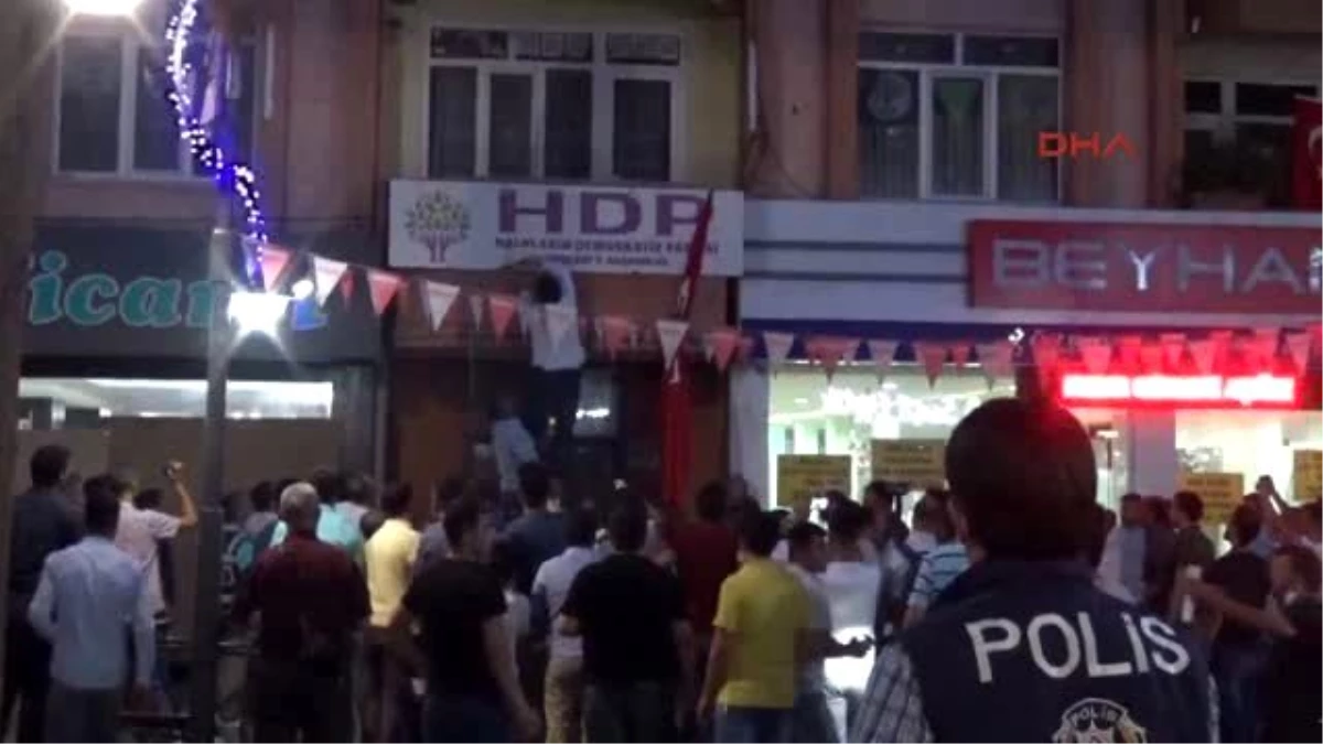 Aksaray\'da Hdp Binasına Türk Bayrağı Asılıp, Tabelası Parçalandı