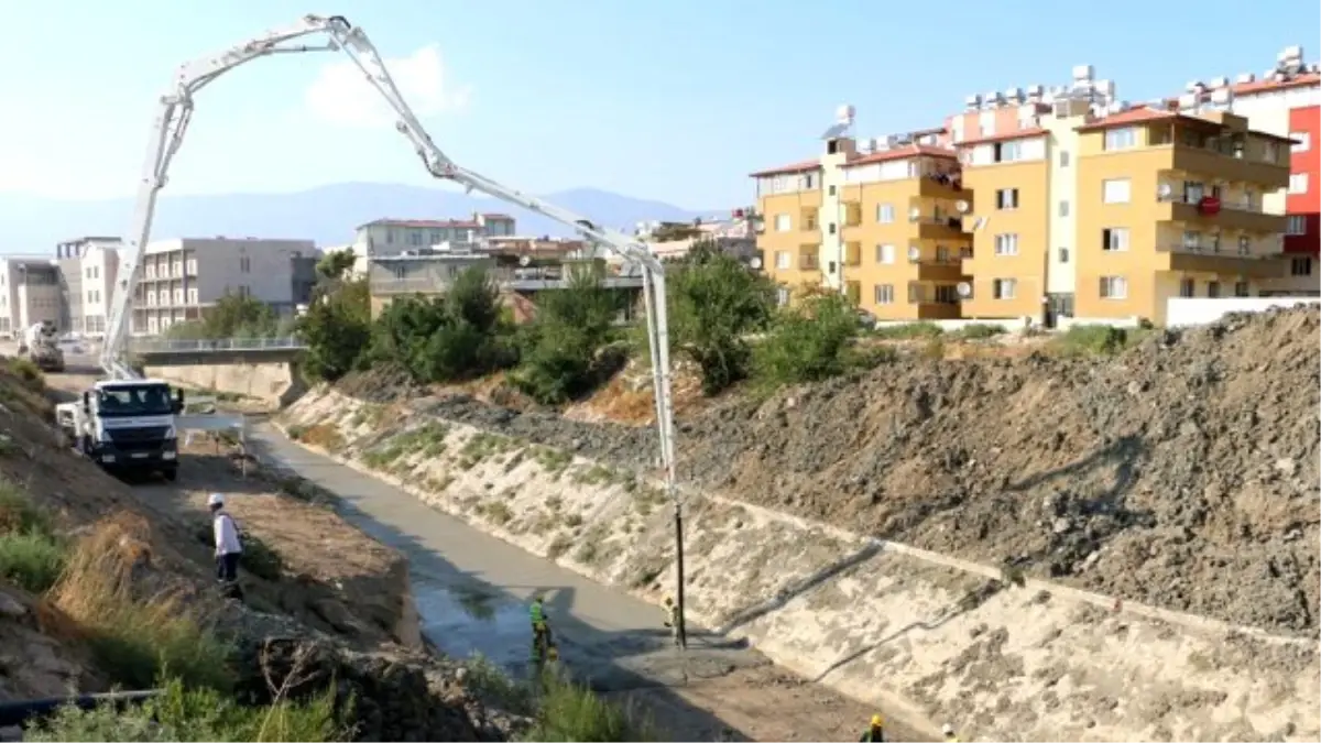 Altınçay Deresi\'nin Tabanına Beton Döküldü