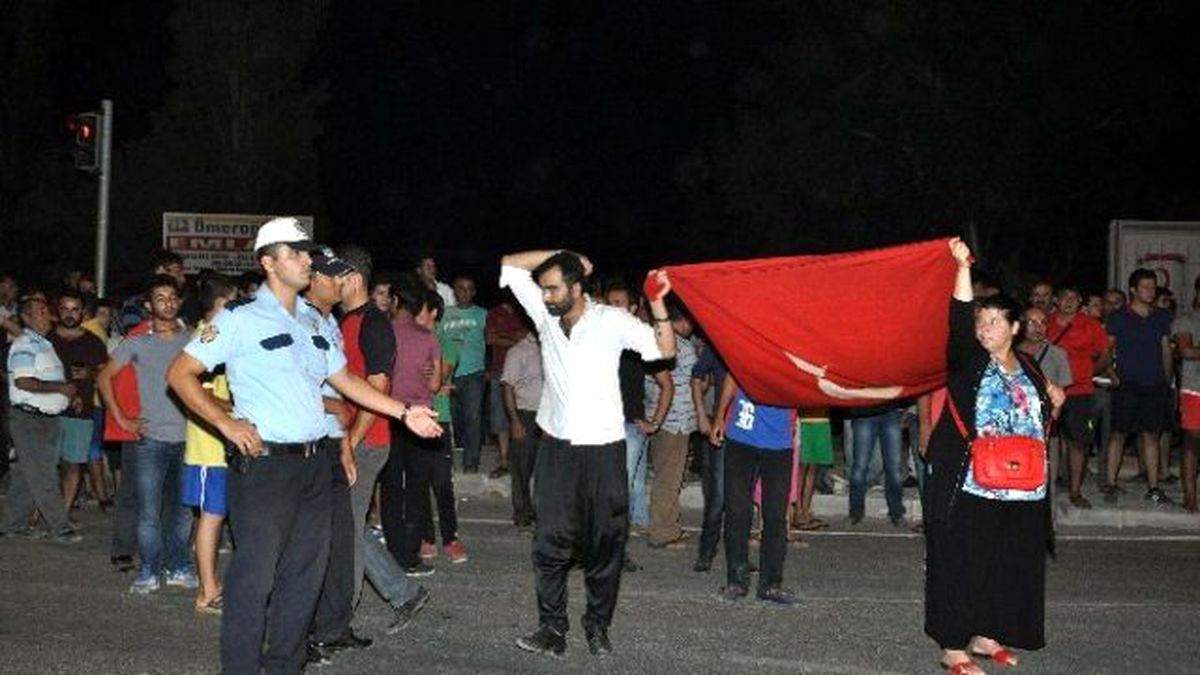 Antalya\'da Taşlı Sopalı Terör Protestosu