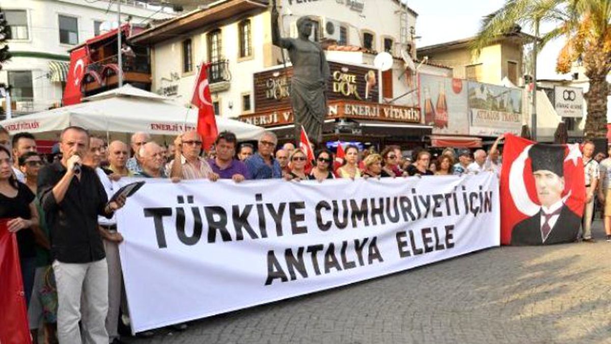 Antalya\'da Teröre Tepki Eylemleri