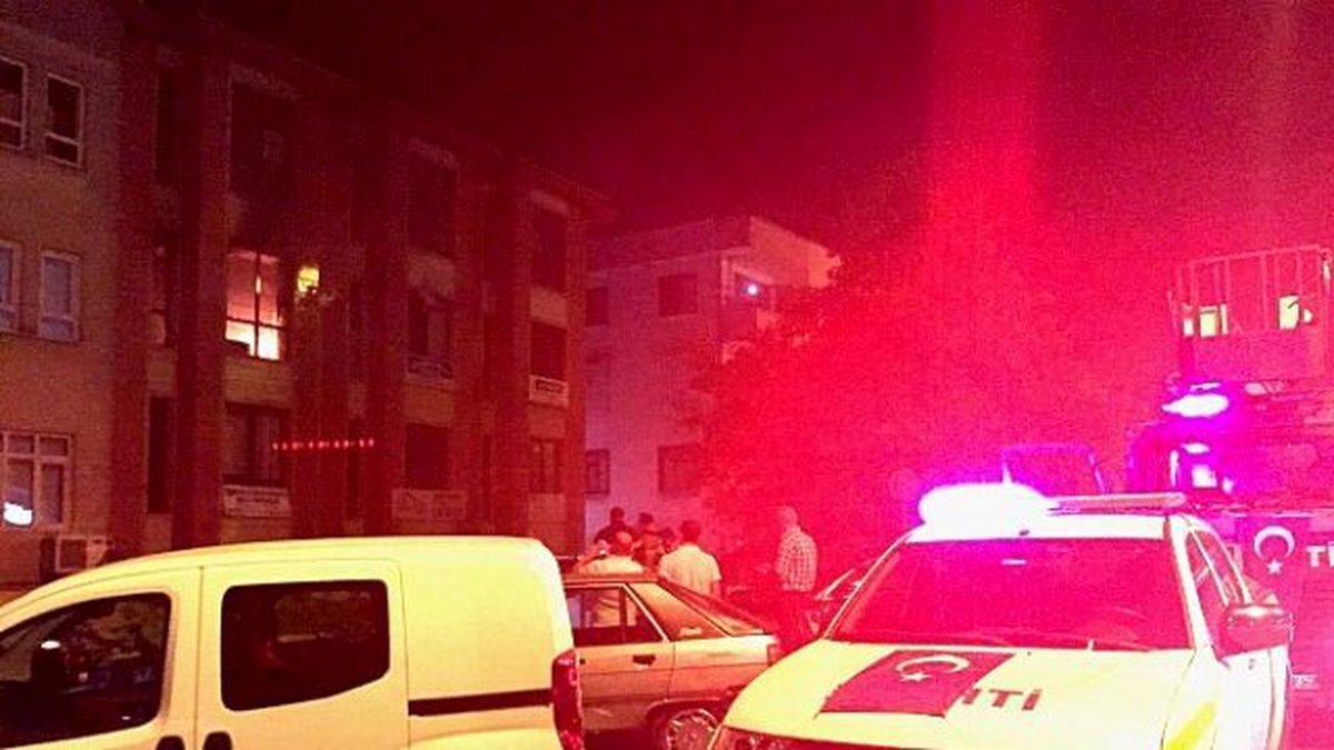 Balıkesir\'de Hdp Binası Ateşe Verildi
