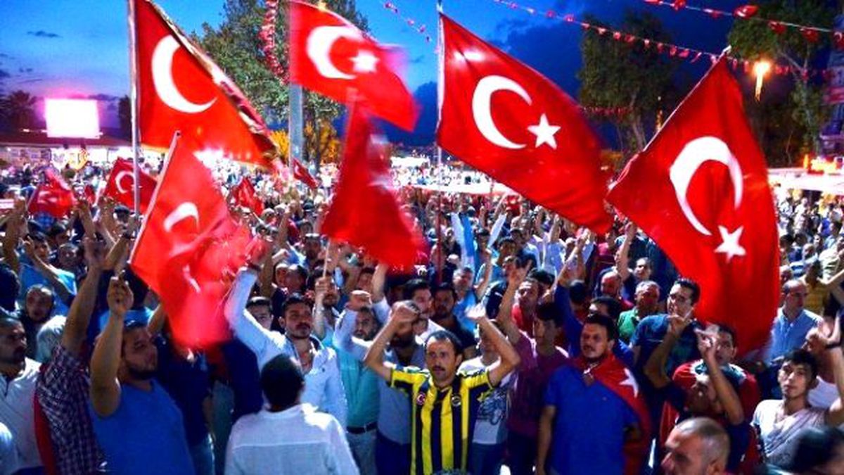 Bandırma\'da Binlerce Kişi Sokaklara Döküldü