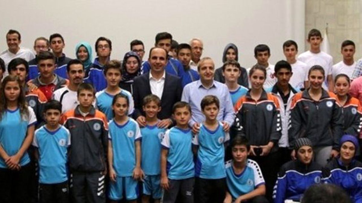 Başarılı Sporcular Ödüllendirildi