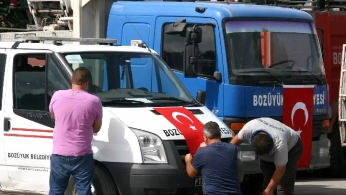 Belediye Araçları Bayraklarla Donatıldı