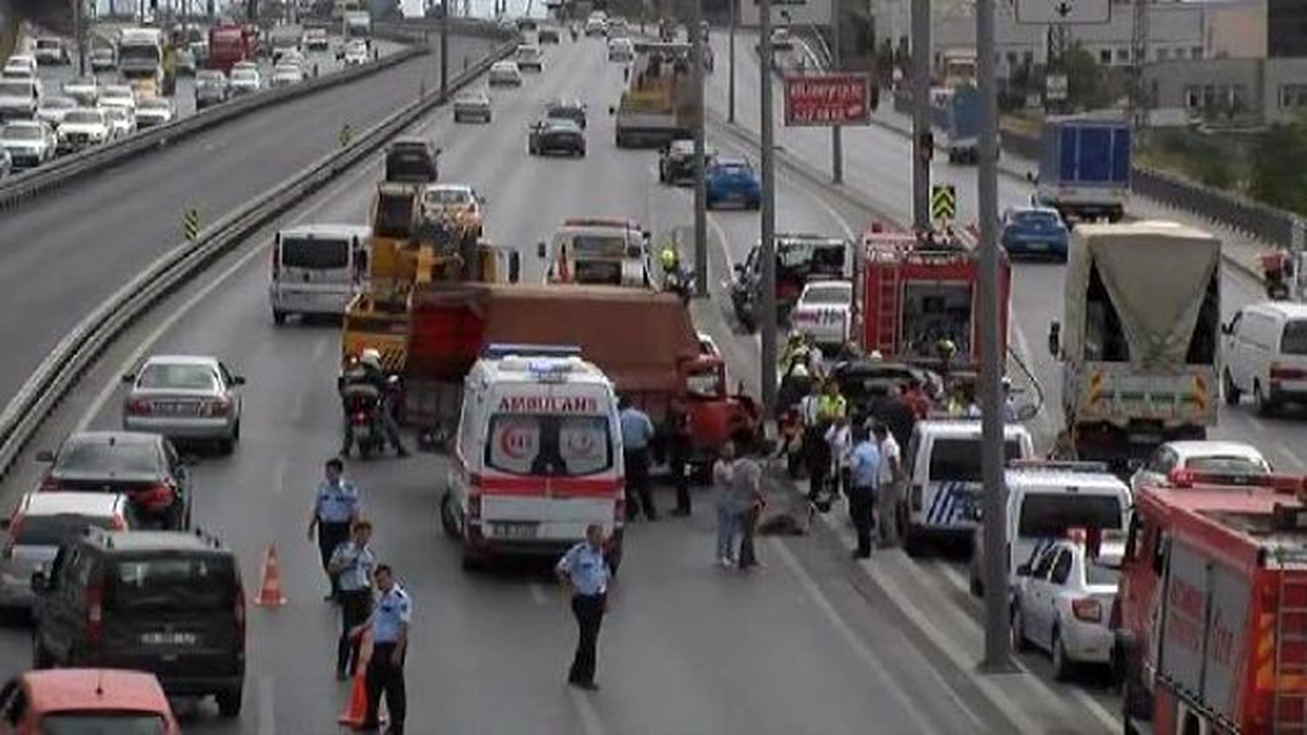 Beylikdüzü D-100 Karayolunda Trafik Kazası: 1 Ölü 2 Yaralı