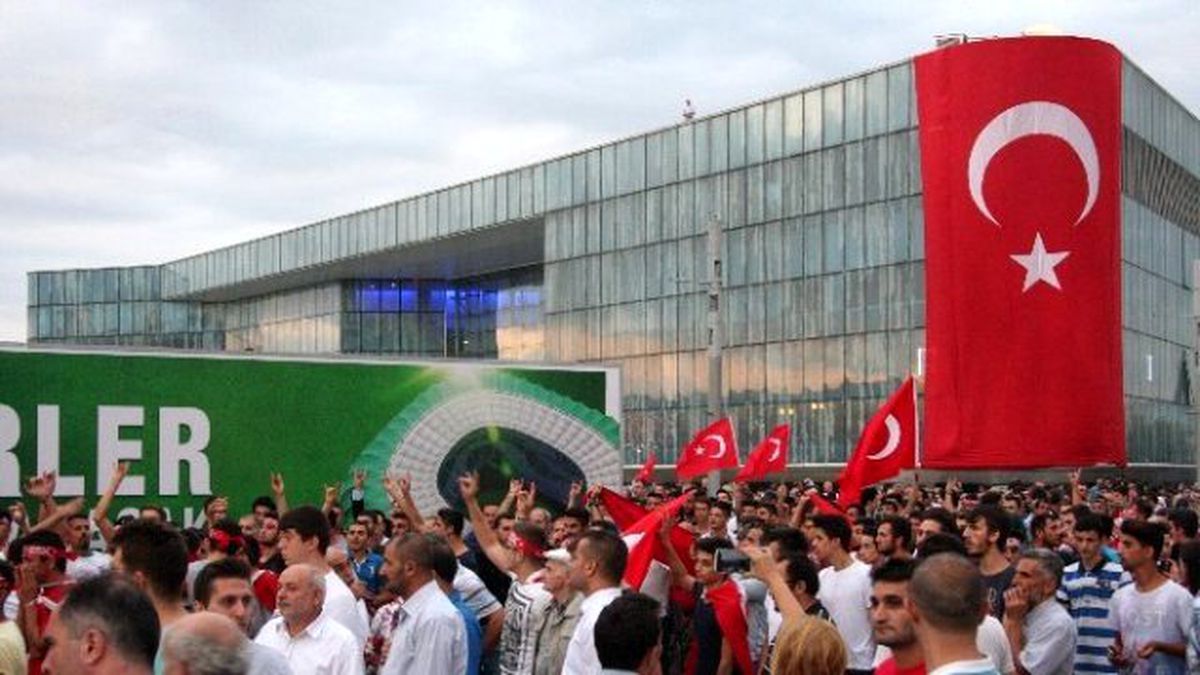 Bursa\'da Hdp Binasına Türk Bayrağı Asıldı