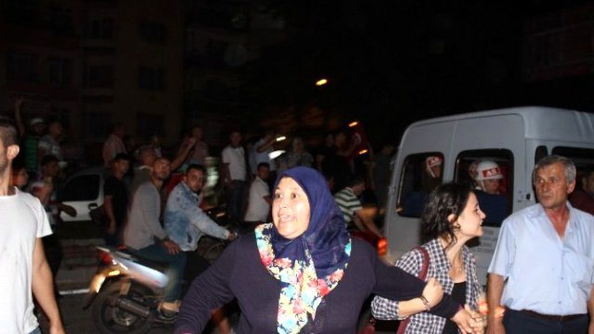 Çanakkale\'de Hdp İl Binasına Türk Bayrağı Bayrak Astılar
