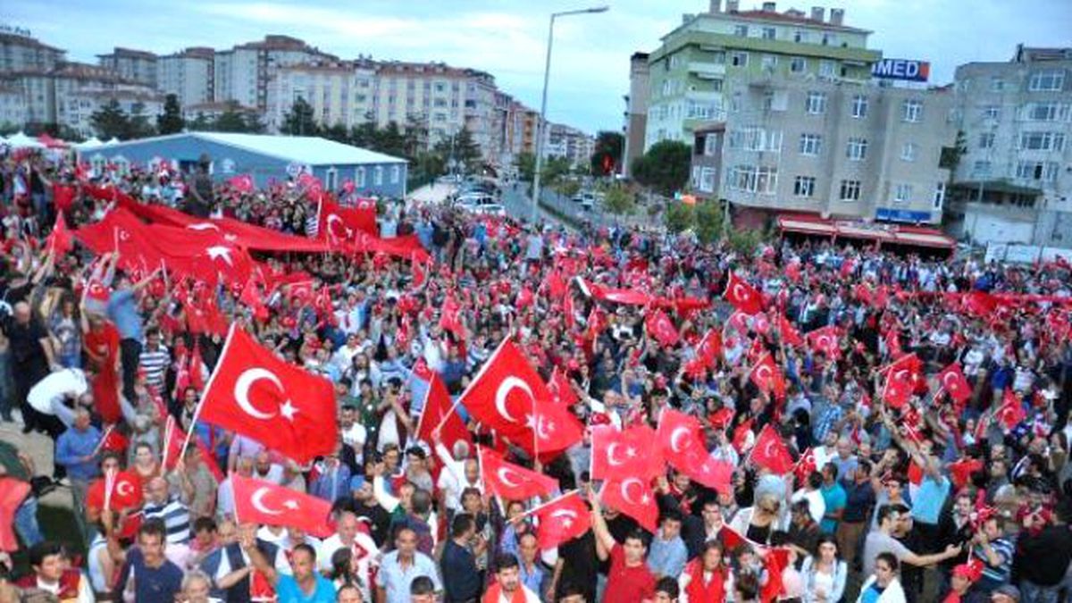 Çerkezköy\'de Terör Protestosunda Hdp Binasına Saldırı