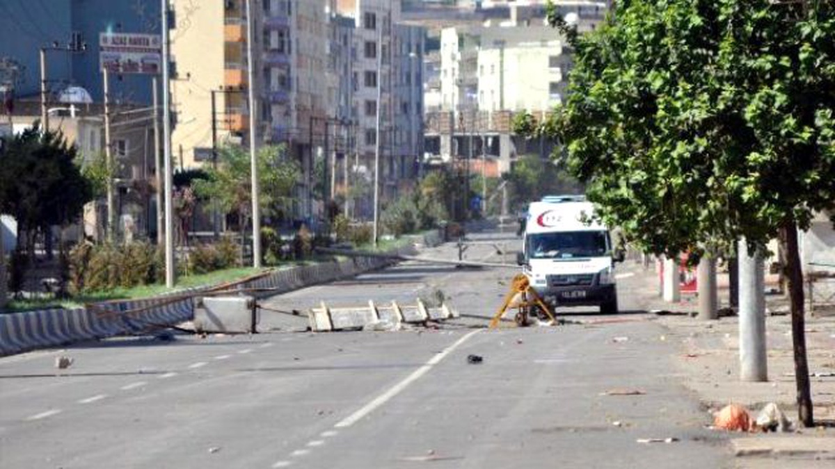 Cizre\'de Sokağa Çıkma Yasağı ve Operasyonlar Sürüyor; 8 Polis ve 3 Çocuk Yaralı (2)