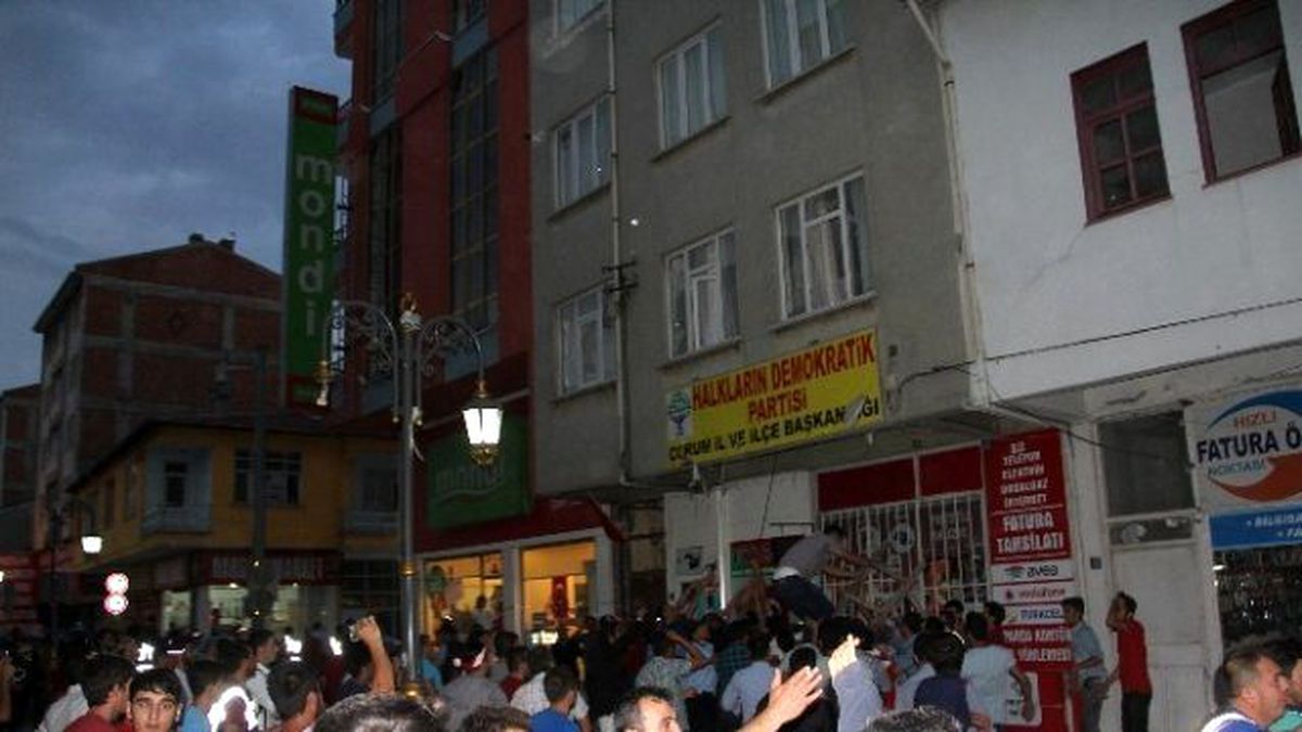 Çorum\'da Hdp Binasına Taşlı Saldırı